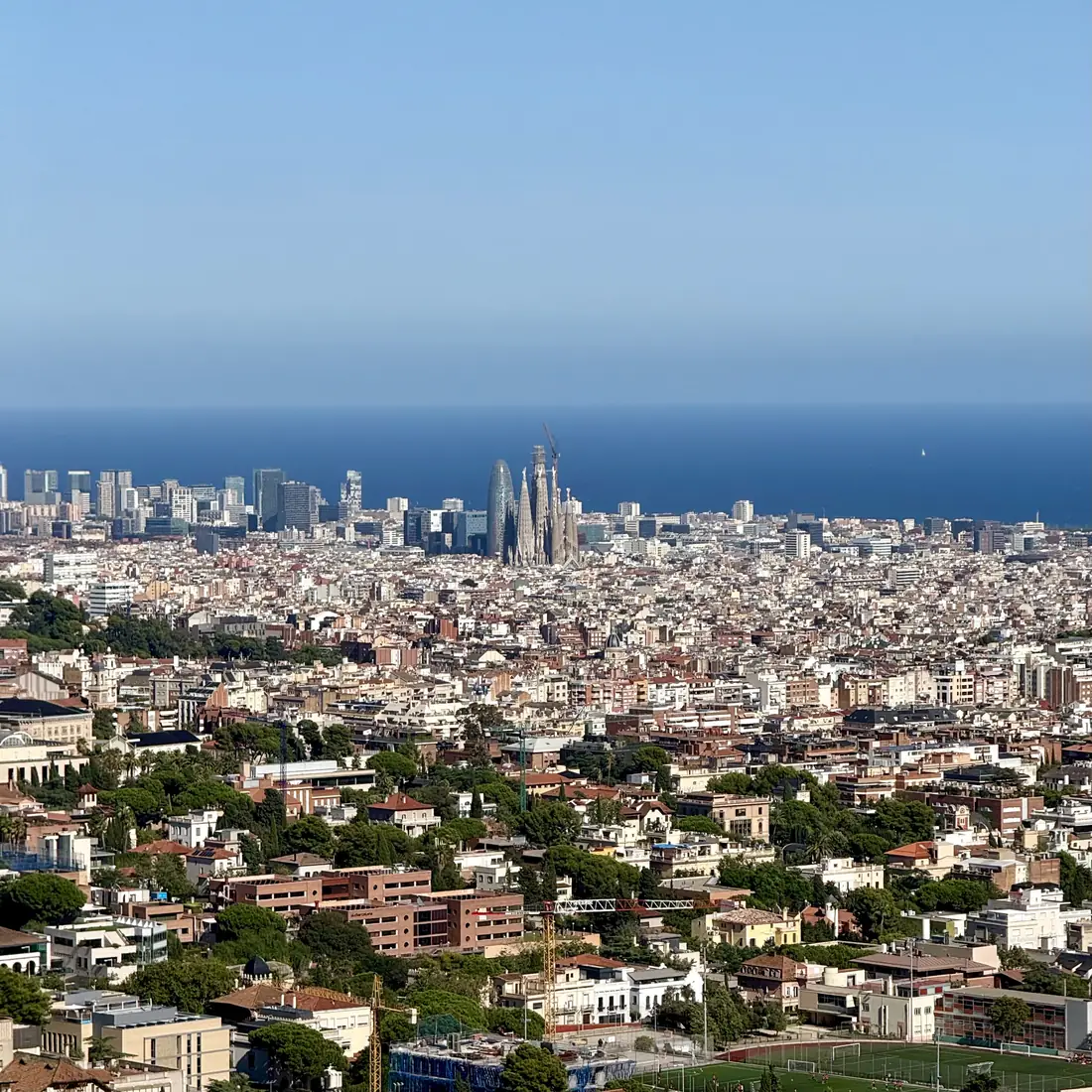 Barcelona vista desde las colinas, la ciudad extendiéndose hacia el mar